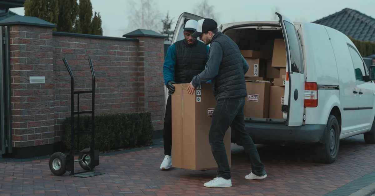 service de main-d'œuvre pour déménagement : équipe professionnelle pour emballage, chargement et transport de vos meubles en toute sécurité.