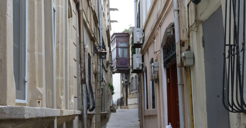 découvrez nos services de déménagement adaptés aux rues étroites, alliant efficacité et sécurité pour un transfert sans souci.