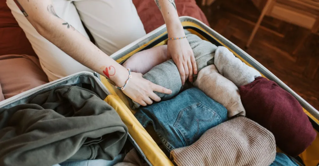 découvrez des astuces efficaces pour plier et emballer vos vêtements, optimiser l'espace dans votre valise et voyager léger sans rien oublier.