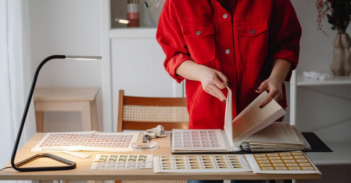 découvrez les prix des albums de timbres en 2026, guide complet pour collectionneurs et passionnés de philatélie.