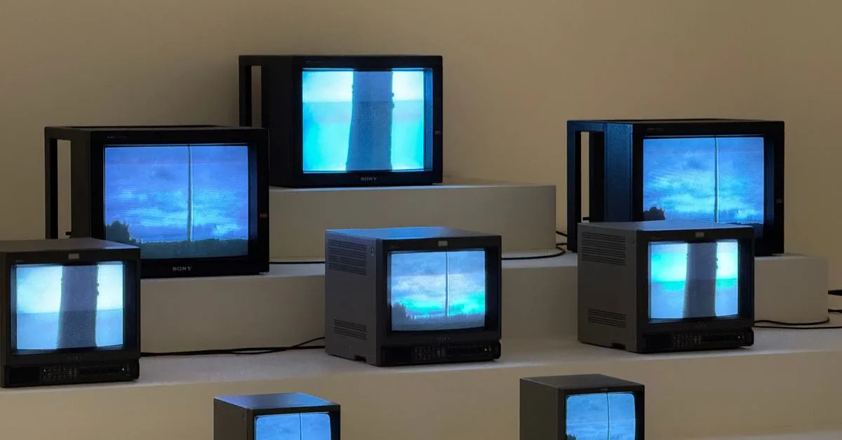découvrez notre sélection de tv mobiles pour un divertissement flexible et pratique où que vous soyez. profitez d'images de qualité et d'une installation facile.