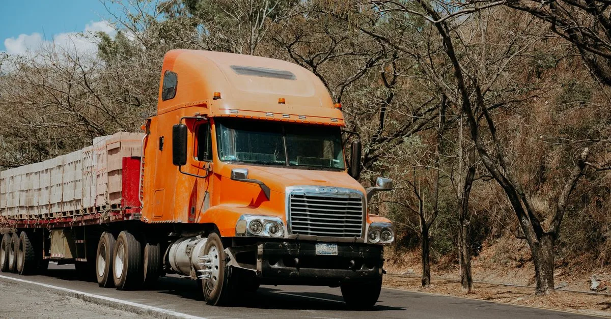 découvrez les dimensions standards des semi-remorques pour mieux planifier vos transports et optimiser l'espace de chargement.