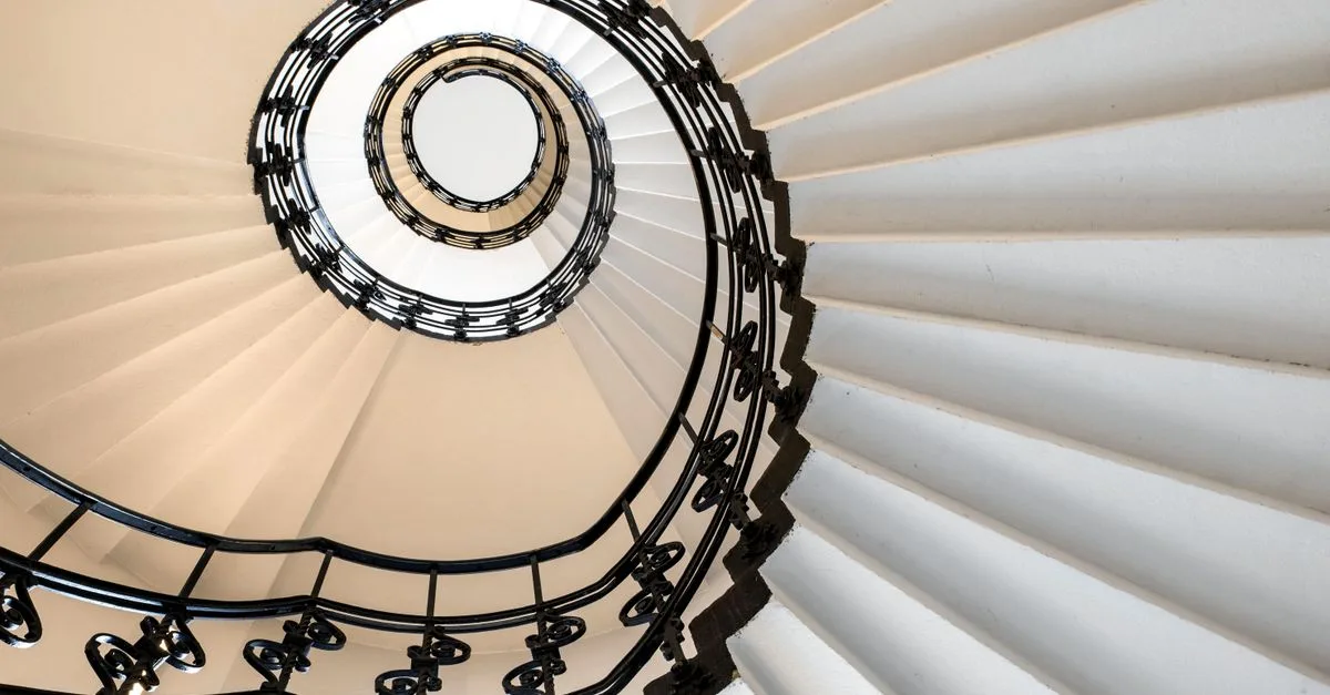 découvrez un escalier en colimaçon en mouvement, alliant design élégant et fonctionnalité innovante pour sublimer votre intérieur.