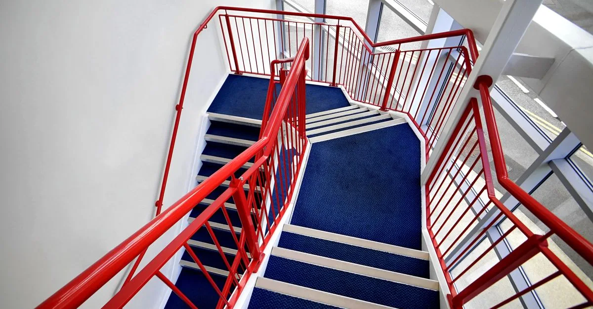protection d'escalier : solutions sécuritaires et esthétiques pour préserver vos escaliers des dommages et assurer la sécurité de tous.