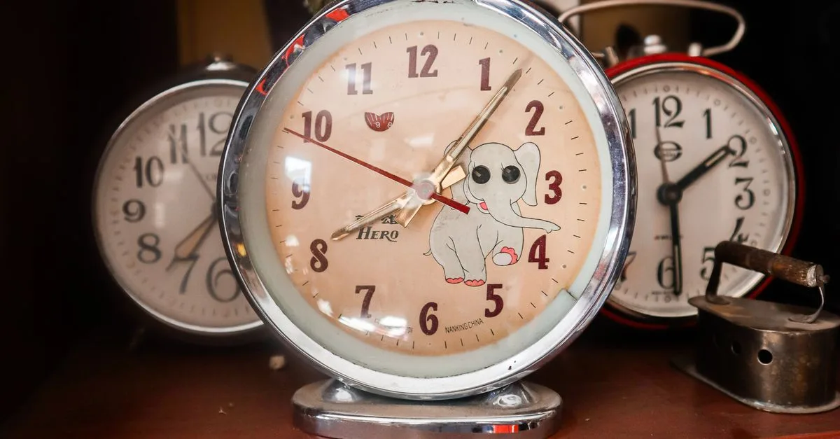 conseils pratiques pour transporter une horloge ancienne en toute sécurité, en évitant les dommages et en préservant son mécanisme délicat.